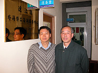 　旅台鄉親曹宏宇返鄉服務，擔任縣府民政局民政課課長一職，並與局長林其達一起為外籍勞工諮詢服務中心揭牌。（圖／文：曹重偉）