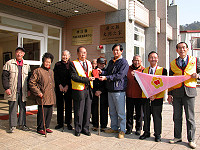 　台北市愛心行善會常務理事等人抵馬參訪，代表該會理事長劉玉燕前往大同之家問候老人家並致贈慰問金。（圖／文：曹重偉）