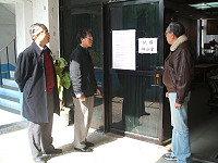 教育局局長林平銀、督學朱秀國抵達大學基本學力測驗馬中考場了解試場情形。(圖/文:林冰芳)