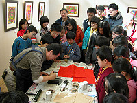 　縣府文化局推出「諸事圓滿迎春來陳永欽—年版畫」特展，陳永欽老師也親自來馬指導大家做版畫，現場充滿濃濃的年節氣氛。（圖／文：曹重偉）