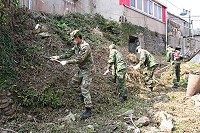 　南竿部隊官兵協助珠螺村環境整理。(圖與文：劉家興)