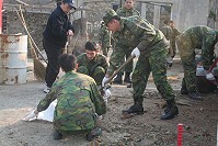 　北竿部隊官兵協助整理橋仔村環境。(圖與文：陸宇翔)