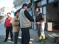 提早向鄉親拜早年,縣長陳雪生抵達東莒。(圖/文:林冰芳)