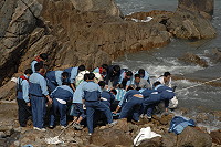 　為了順利搬運偽虎鯨來南竿，出動了近六十名人員。（圖：建設局提供）