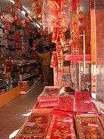 　年關近了，地區業者推出與台灣同步的各行各業春節飾品。（圖／文：陳鵬雄）