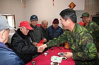 馬防部指揮官張中將,一一致贈榮民伯伯春節慰問金,提前祝賀新年快樂!(圖/文:劉家興)下圖:指揮官張中將(前排左四)、副主任謝上校(後排)與榮民伯伯於榮民之家前合影留念。(圖/文:劉家興)
