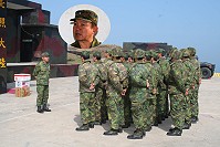 北指部郝指揮官殷切詢問官兵生活狀況,並要求單位主官於食衣住行各方面力求完善。(圖/文:陸宇翔)