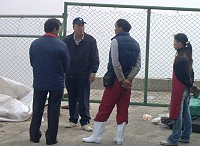 　環保局長陳秀華了解東引老鼠沙垃圾場悶燒對環境產生的影響。（圖／文：陳其敏）