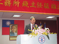 於台電服務屆滿四十二年,三月一日即將退休的金馬工務所錢猛雄主任在歡送會上接受同仁們真心的祝福。(圖/文:林冰芳)