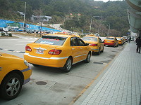 空中交通不穩定,機場外頭計程車排起了長龍,等候生意上門。(圖/文:林冰芳)