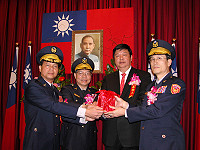 　連江縣警察局舉行卸、新任局長交接典禮，由原任局長許呈傑（左一）將印信轉交給新任局長歐陽立青（右一）。（圖／文：曹重偉）