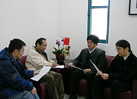 　縣府觀光局長曹爾元與馬管處副處長陳良源就春節期間觀光事宜進行協調，即起聯合啟動「觀光旅遊假日門市」。（圖／文：曹重偉）