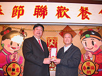 　縣府尾牙餐會，縣長陳雪生代表行政院頒發特等服務獎章給今年退休的前參議陳傳立，感謝他擔任公職滿40年的辛勞與付出。（圖／文：曹重偉）