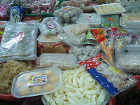 　菜商添購數十種熟食品，讓主婦們準備年菜更輕鬆。（圖／文：林冰芳）