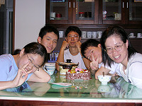 　今年大學學測成績出爐，三忠班學生劉瑞軒（左二）獲得70級分，創下馬中最高級分的紀錄。（圖：劉禮平、曾玉花提供）