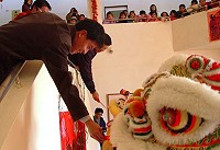 　東引國小舞獅到鄉公所獻瑞，為春節過後的第一個上班日開啟新象。（圖／文：陳其敏）