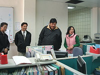 縣長陳雪生在開學日走進校園了解校務狀況並慰勞教職員們。(圖/文:林冰芳)