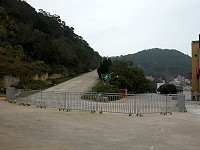 　復國路戰備道往深水碼頭出口道路已設置柵欄封閉，港務處提醒駕駛朋友密切注意，依正常程序進入深水碼頭區。（圖／文：曹重偉）