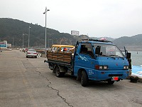 　今起福澳旅客碼頭強制執行道路規範，所有車輛都要依原道路行駛方向來行進或停留，違者將依法開單告發。（圖／文：曹重偉）