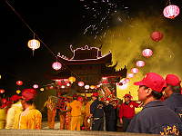 　北竿的&#22338;里十三暝擺暝活動為元宵掀起高潮，民眾向神轎上香祈求平安。（圖／文：陳鵬雄）