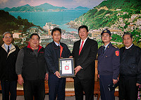 　馬祖岸巡大隊長黃郁程揮別馬祖，縣長陳雪生、議長陳振清特別為他送行並致贈榮譽縣民證。（圖／文：曹重偉）