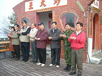 　縣長陳雪生率同局長等在莒光鄉廟宇上香祈求國泰民安，並勘察鄉間整建工程施工情形。（圖／文：陳樂團）