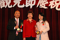 　地區觀光優良從業人員王樹欽（左）、王春金（右）赴台接受交通部觀光局最高榮譽獎，並與觀光局長賴瑟珍合照。（圖：縣府觀光局提供）