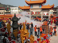 　北竿地區一年一度的元宵節迎神遶境活動，讓塘岐街頭熱鬧不已。（圖／文：陳鵬雄）