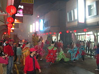 　馬祖境天后宮媽祖娘娘出宮遶境，孩仔們來到大街上蹦蹦跳跳，整條街煙霧瀰漫。（圖／文：曹重偉） 