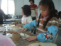 專注著把玩手中的陶土,孩子們運用想像力製作出專屬的杯子。(圖/文:林冰芳)