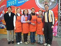 2007馬祖魚丸節—力丸狂瀾大競賽吸引七組魚丸好手參賽,熱情的親友團們也讓現場氣氛活絡;傳統魚丸金質獎朱寶珠、最佳人氣獎劉梅花與主秘王忠銘、立委曹爾忠合影留念。(圖/文:林冰芳)