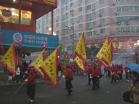 　來自馬祖天后宮的遶境隊伍，走上對岸繁華大街，吸引不少大陸民眾好奇圍觀。（圖／文：曹重偉）