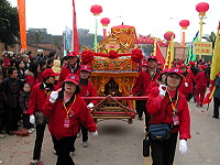 　馬祖境天后宮媽祖文化交流團參加大陸連江鳳城鎮城關媽祖廟祭祀大典及「金身巡遊鳳城鎮」大型遶境活動，來自馬祖的天上聖母人氣跟香火都很旺。（圖／文：曹重偉）