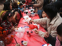 體驗官將首臉譜藝術彩繪,民眾學習的很認真也加入自己的想法。(圖/文:林冰芳)