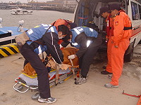 　北竿吳姓女子骨折，海巡警艇馳援後送南竿急救。（圖：馬祖海巡隊提供）