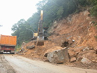　北竿山線碧園路段碎石清除告一段落，預定今天可以暫時恢復單向通車。（圖／文：陳鵬雄）
