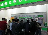 　霧季中難得清爽天空，南竿機場湧現大批搭機人潮，候補旅客也全部如願成行。（圖／文：曹重偉）