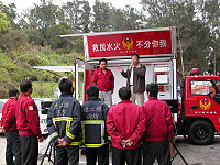 　新光集團捐贈消防局「舞台式消防宣導車」，正由講師教導所有消防員及替代役學習操作，準備下次出馬為大家服務。（圖／文：曹重偉）