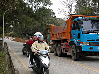 　南竿清梅道路段正實施寬頻網路線路裝設工作，施工單位呼籲駕駛朋友路過務必小心慢行。（圖／文：曹重偉）