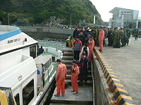 　順風號故障，在莒光青帆港等待返回南竿旅客由閩珠貳號接替完成任務。（圖／文：陳樂團）