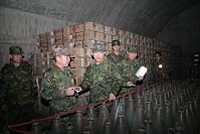 馬防部指揮官張中將,逐一巡視各彈庫囤儲作業及保養情形,強調:「部隊平常應做好單位保養,袪除依賴總部高裝檢來加班趕工以求過關之惡習,故按層級權責督導至為重要」。(圖/文:吳孟學)