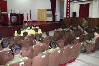 馬防部指揮官張中將日前主持軍主檢檢察官精神講話暨任務提示時,期勉抱持使命感與責任感,提升裝備妥善,並做好迎接司令部高裝檢查各項準備工作。(圖/文:劉家興)