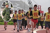 本部連受測官兵在現場弟兄加油吶喊中,奮勇跑向終點。