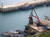　東引漁船碼頭已經鏽蝕不能再使用吊船機進行拆卸。（圖／文：陳其敏）