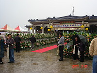 　鮮花佈置喪禮會場簡樸莊嚴，也合環保。（圖／文：劉秋月）