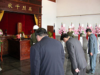 　春祭大典由指揮官張慶翔主祭，議長陳振清、主秘王忠銘陪祭，向國軍先烈英靈致敬。（圖／文：曹重偉）