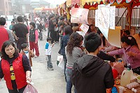 　東引國中小慶祝青年節及兒童節舉辦趣味競賽和園遊會，氣氛非常歡樂。（圖／文：陳其敏）