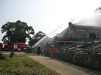 連江縣消防局南竿分隊與義消大隊在民眾公墓進行實兵消防搶救演練。(圖/文:劉秋月)