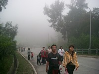 　參與三三一健走的民眾，在濃霧中前進。（圖／文：邱竟瑋）