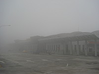　南竿機場壟罩在濃霧中，空中交通停擺。（圖／文：劉秋月）